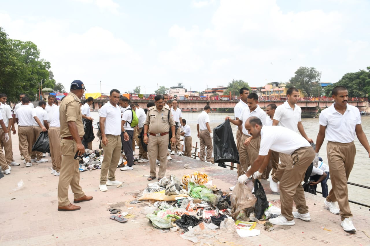 Haridwar news एसएसपीअजय सिंह की पहल पर पुलिस द्वारा गोद लिए विष्णु घाट पर चलाया सफाई अभियान