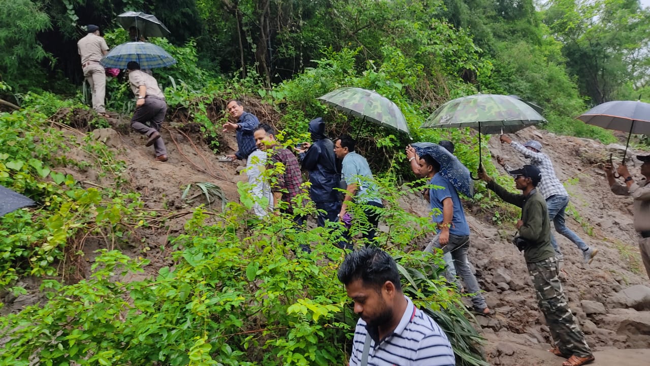 haridwar news मनसा देवी पहाड़ी के भूस्खलन वाले क्षेत्रों का विशेषज्ञों की टीम ने किया स्थलीय निरीक्षण