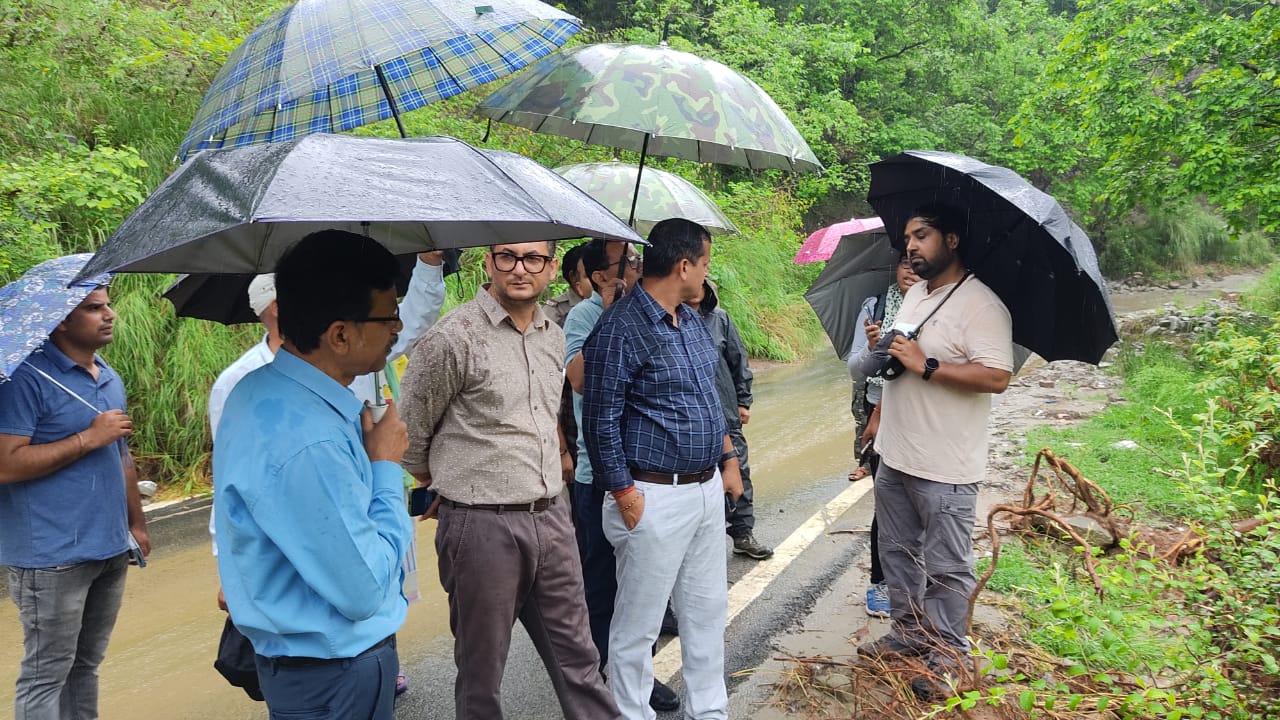 haridwar news मनसा देवी पहाड़ी के भूस्खलन वाले क्षेत्रों का विशेषज्ञों की टीम ने किया स्थलीय निरीक्षण