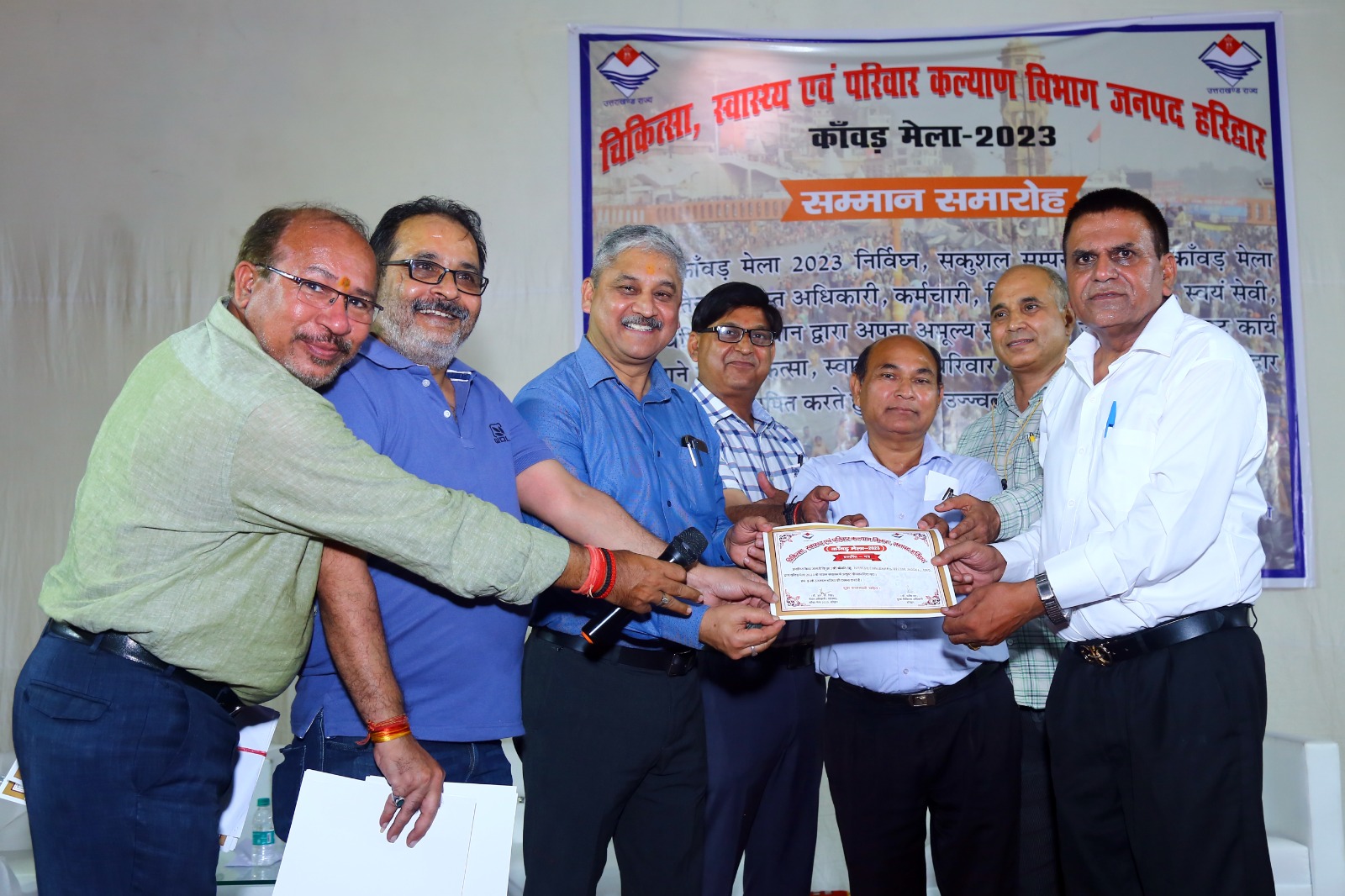haridwar news डा. नरेश चौधरी को सम्पूर्ण कांवड़ मेला अवधि में उत्कृष्ठ कार्यों के लिये स्वास्थय विभाग द्वारा किया  सम्मानित