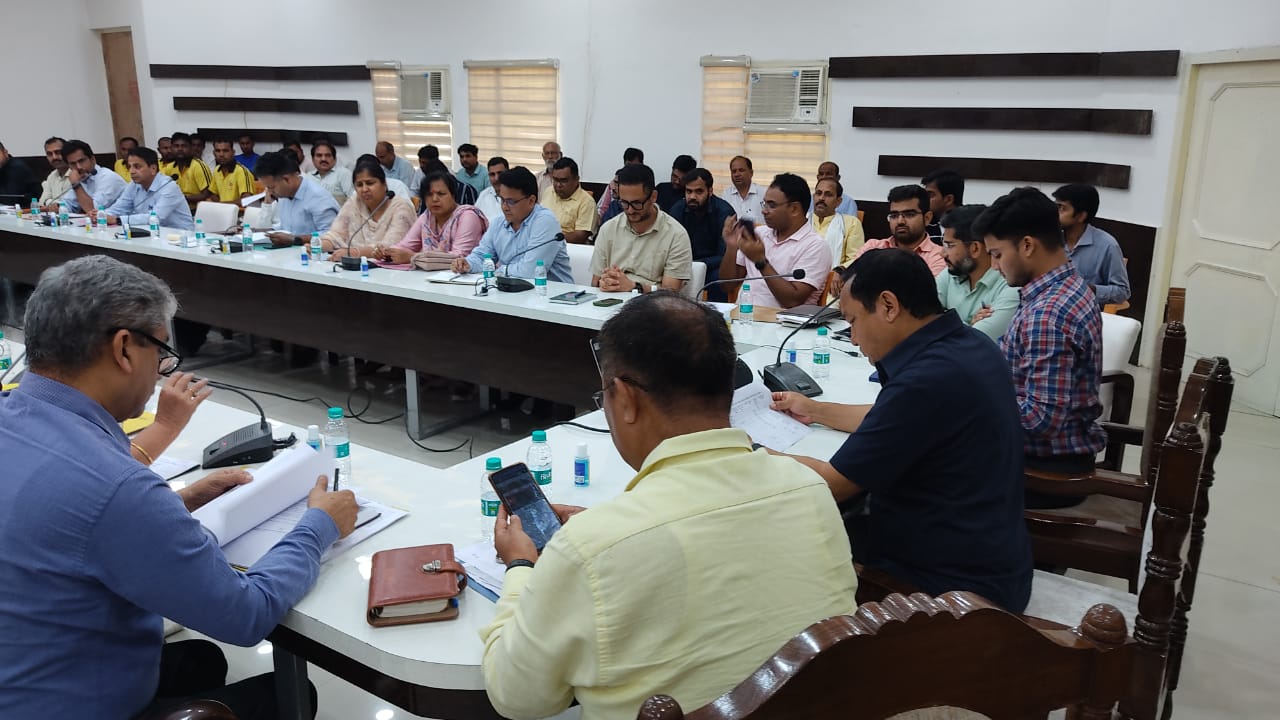 haridwar news जिलाधिकारी की अध्यक्षता  कलक्ट्रेट सभागार में अतिवृष्टि के कारण जनपद के विभिन्न क्षेत्रों में हुये जल भराव आदि के सम्बन्ध में एक बैठक  हुई