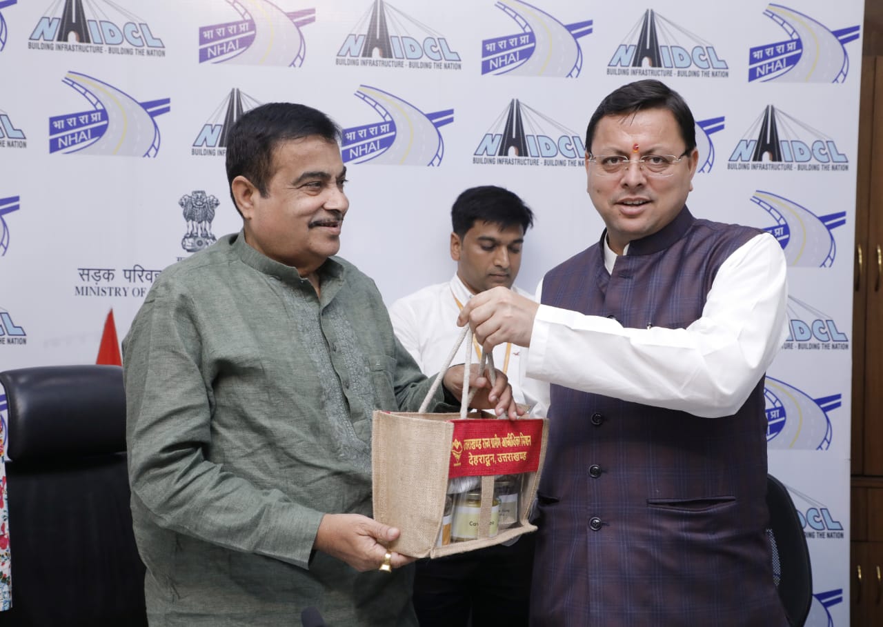 dehradun news मुख्यमंत्री पुष्कर सिंह धामी ने नई दिल्ली में केन्द्रीय सड़क परिवहन एवं राजमार्ग मंत्री  नितिन गडकरी से भेंट की
