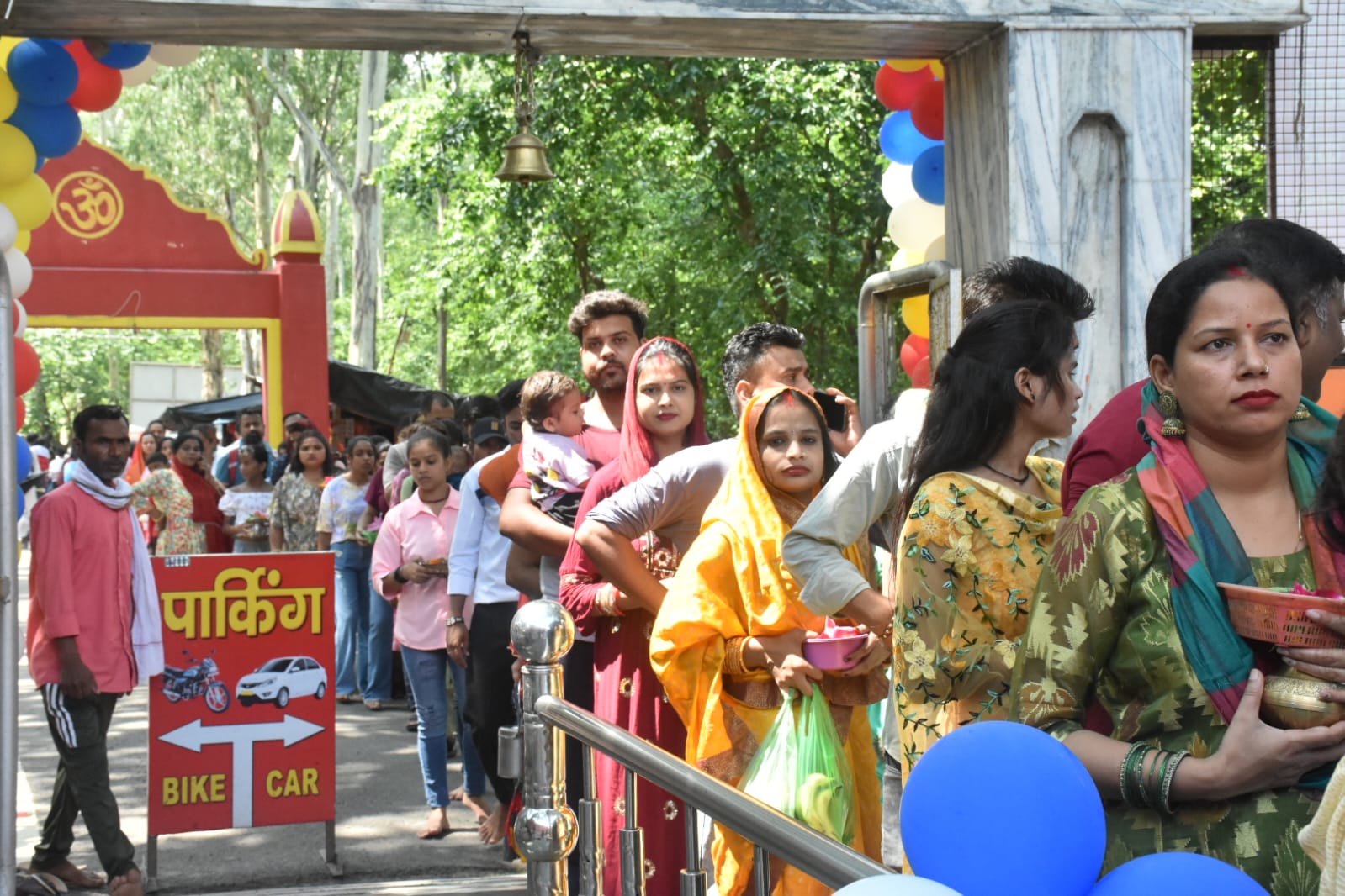 सावन के पहले सोमवार को बड़ी संख्या में शिवभक्तों ने धर्मनगरी के विभिन्न शिवालयों पर पहुंच कर भगवान शिव का जलाभिषेक किया