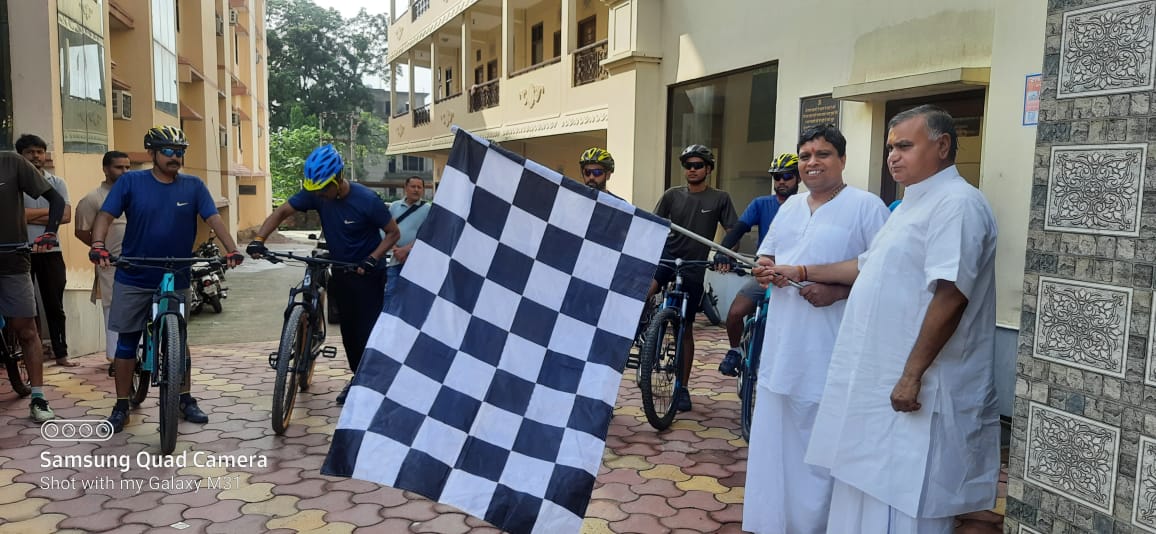 Haridwar news वाइब्रेंट विलेज योजना के तहत आयोजित बाइक रैली को हरिद्वार से आचार्य बालकृष्ण ने झण्डी दिखाकर किया रवाना