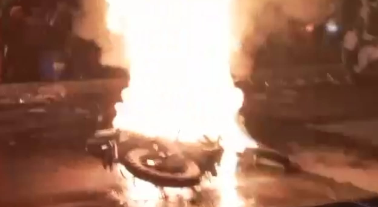 कांवड़िए के बाइक में लगी आग जलकर हुई खाक