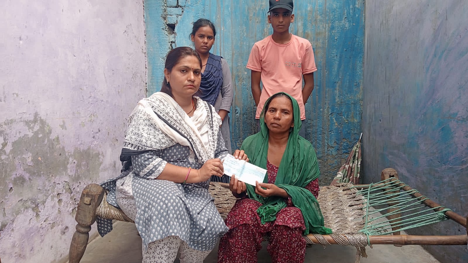 haridwar news एसडीएम के निर्देश पर तहसीलदार द्वारा मृतक की पत्नी चंत्रवती को चार लाख का चेक सौंपा