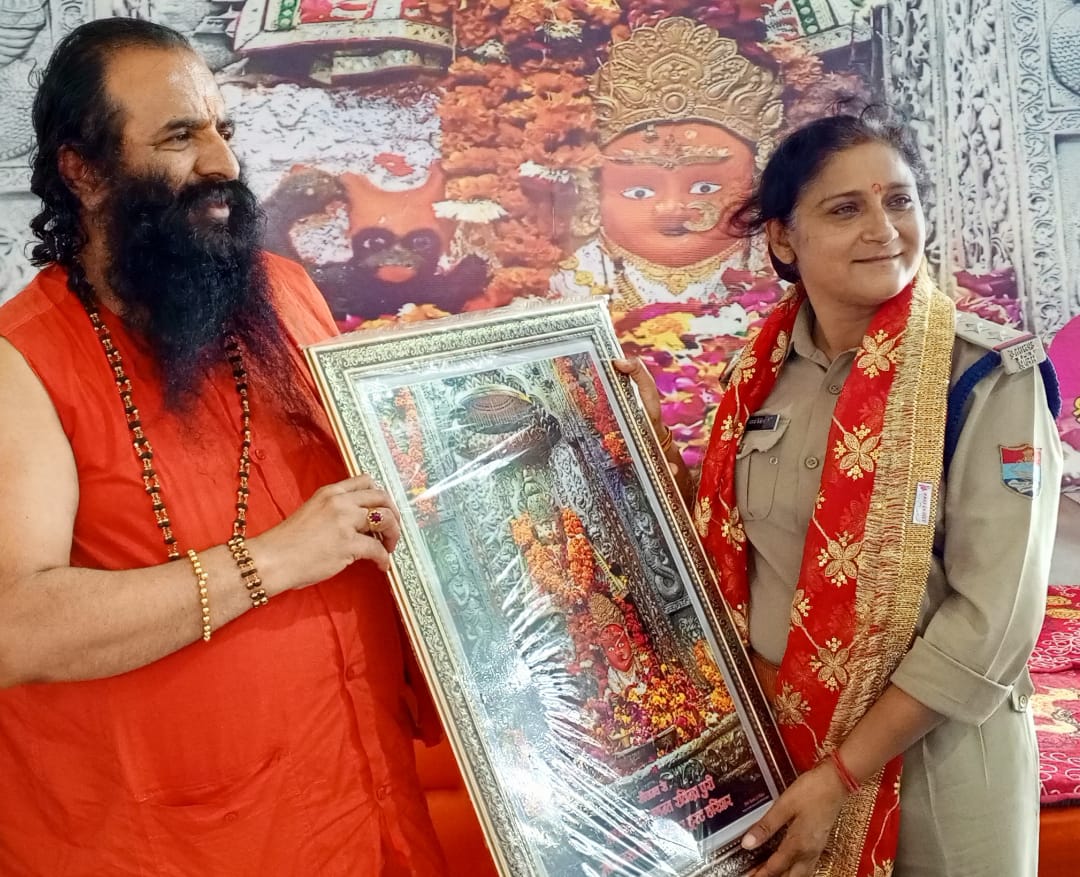 श्रीमहंत रविंद्रपुरी महाराज ने  नगर कोतवाली प्रभारी भावना कैंथोला का माता की चुनरी भेंटकर स्वागत किया