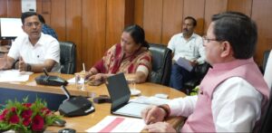 राजस्व विभाग की बैठक लेते सीएम पुष्कर सिंह धामी